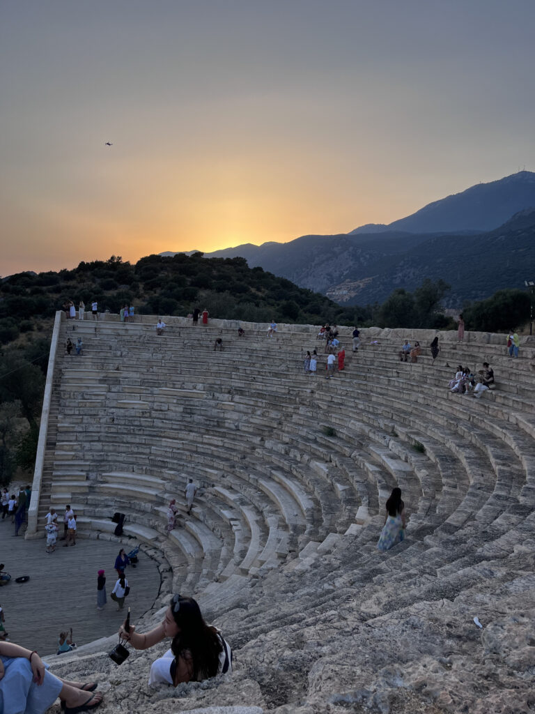 каш амфитеатр антифеллос